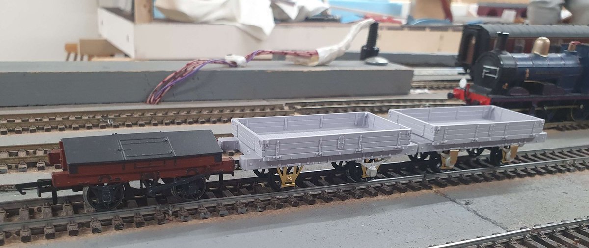 TheBallastMan's tweet photo. For #wagonweds I've been working on another North British Ballast Wagon. The painted wagon you see next to my two ballast wagons is an iron ore wagon that is owned by @LinnysTrains https://t.co/d1OsldcclQ