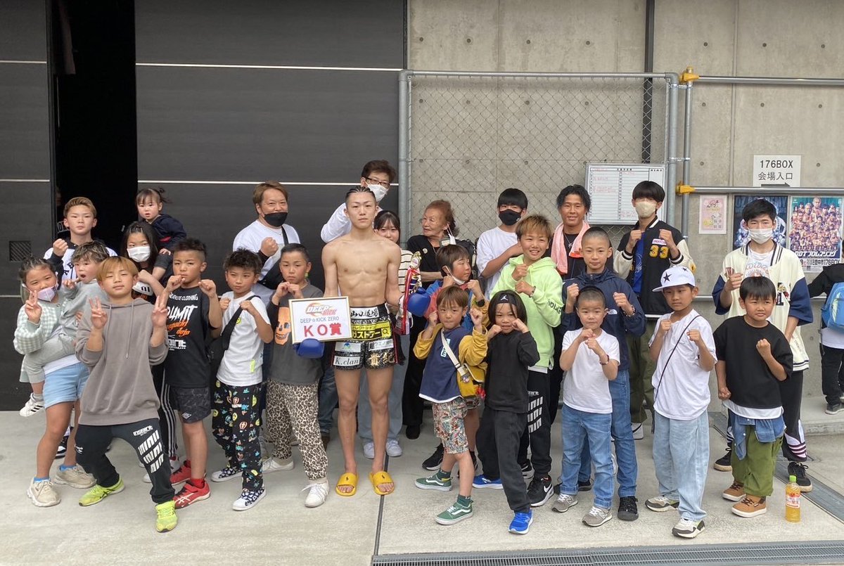 s_yamguchi's tweet photo. DEEP☆KICK ZERO 07
貴紀のデビュー戦にあたりDEEP☆KICK主催者、関係者の皆様、山口道場、貴紀をサポートして頂いてる方々、激励賞、花束などを下さった方々や会場まで応援に来て頂いた方々やたくさん方々に応援有難う御座いました
引き続き山口道場、山田貴紀の応援を宜しくお願い致します https://t.co/xYkMo8WXoF