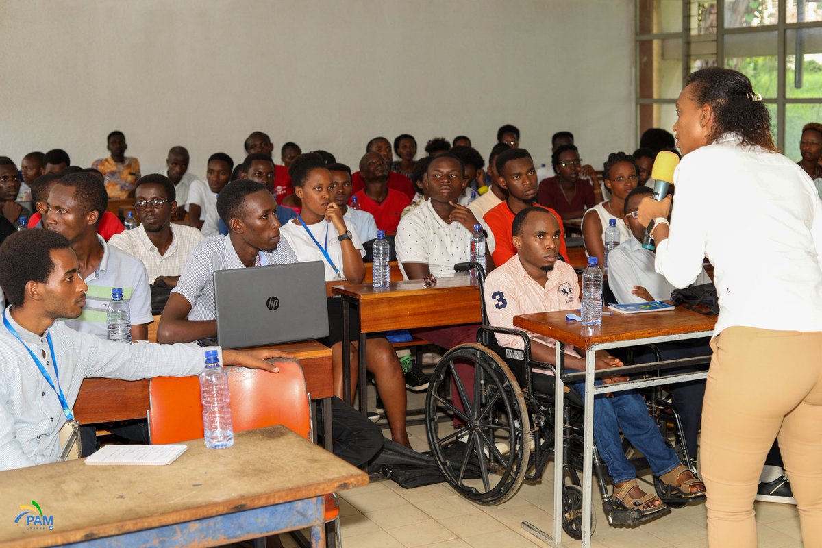 pamchanneltv's tweet photo. #Burundi : -28 Avril 2023 s'est tenu la 2eme seance du programme #TrendUp à @UB_Rumuri en collabiration avec @CAE_FSEG

L'oratrice du Jour etait l'expert en management et leadership des entreprises, @KettyRuhara . 
#Abatwip https://t.co/O8APzP0CAJ