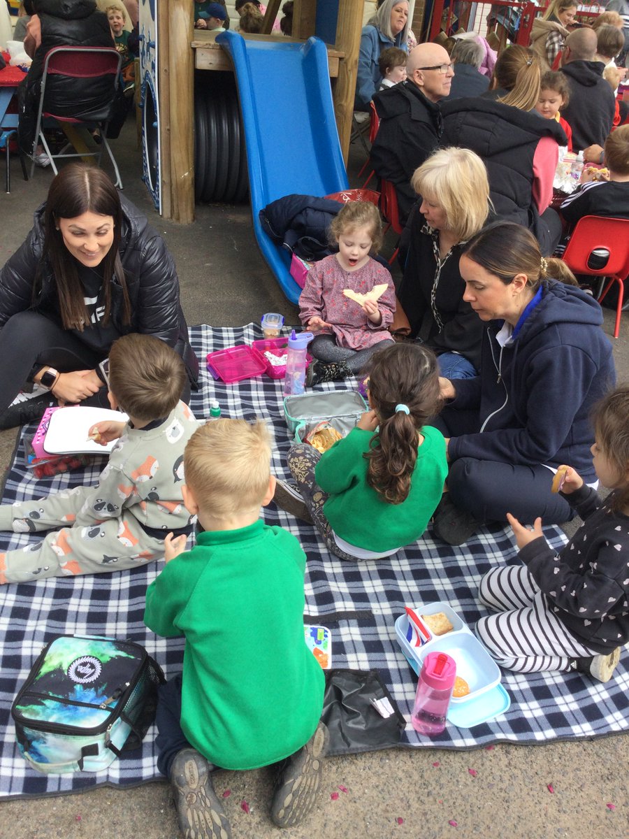 OaklandsN's tweet photo. A family gathering fit for a King! Thank you to all parents, grandparents, Aunts and Uncles and our visiting artist @Katewindsorart for her support creating our commemorative coronation art work. 🇬🇧 👑 🎨 https://t.co/qANVCfGDrx
