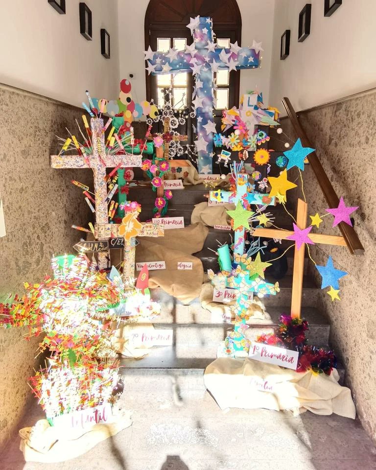 RealejosNazaret's tweet photo. ¡Así de espectacular luce la entrada de nuestro cole en la mañana de hoy! ¡Les esperamos con la puertas abiertas para que puedan admirar el increíble trabajo que han hecho nuestros alumnos! ¡Feliz 3 de mayo, feliz día de la Cruz!
.
.
#SentimosMayo #LookUp https://t.co/ucE2Jdrwyw