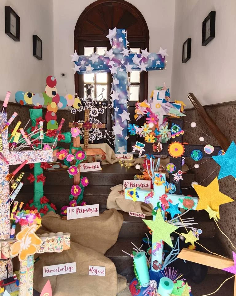 RealejosNazaret's tweet photo. ¡Así de espectacular luce la entrada de nuestro cole en la mañana de hoy! ¡Les esperamos con la puertas abiertas para que puedan admirar el increíble trabajo que han hecho nuestros alumnos! ¡Feliz 3 de mayo, feliz día de la Cruz!
.
.
#SentimosMayo #LookUp https://t.co/ucE2Jdrwyw