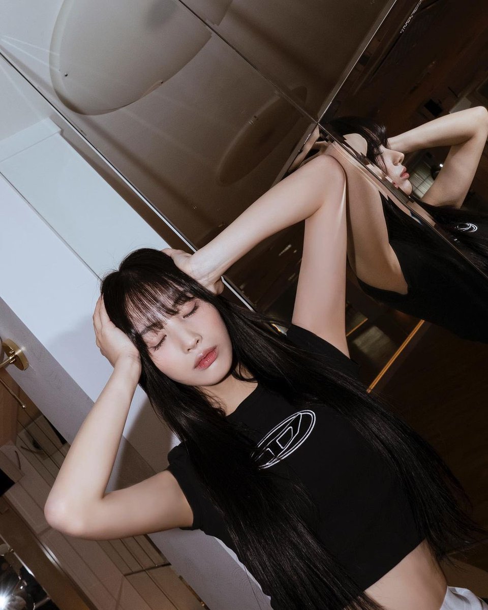 jinyixxn's tweet photo. The aesthetic highlight I've matched with the winsome photo. Right at the sweet display, a pleasant flash was perpetuated through my presence. https://t.co/MalwtB2exR
