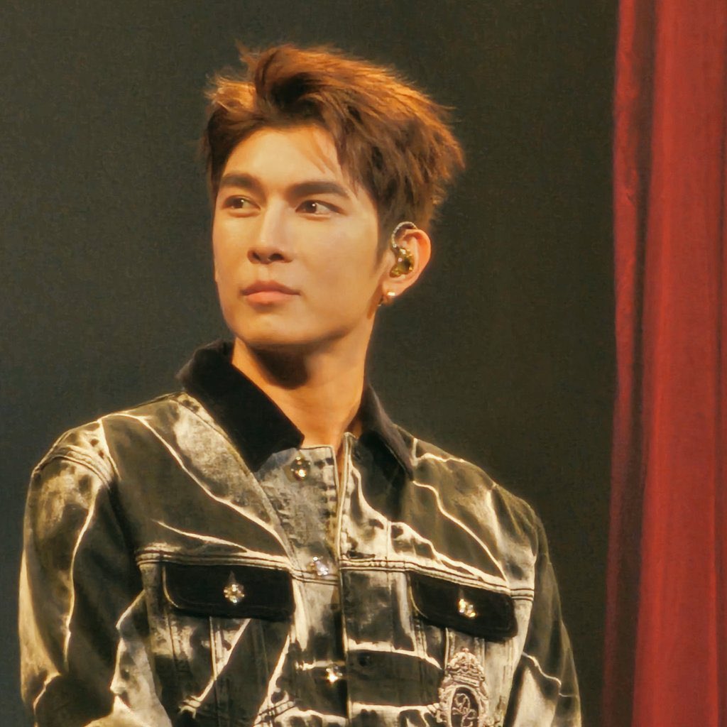 Dezzy156's tweet image. Worth it your time and money when you attend any of his FM,for sure you feel contented when you come out of the venue because he is not only handsome but born to be a real singer❤️

#MewSuppasitMusicTheater 
@MSuppasit