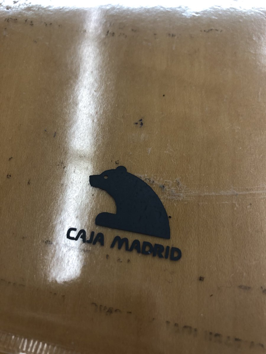 Soy tan #vintage que llevo los apuntes en fundas de “Caja Madrizzz”….#viejuna #opositando