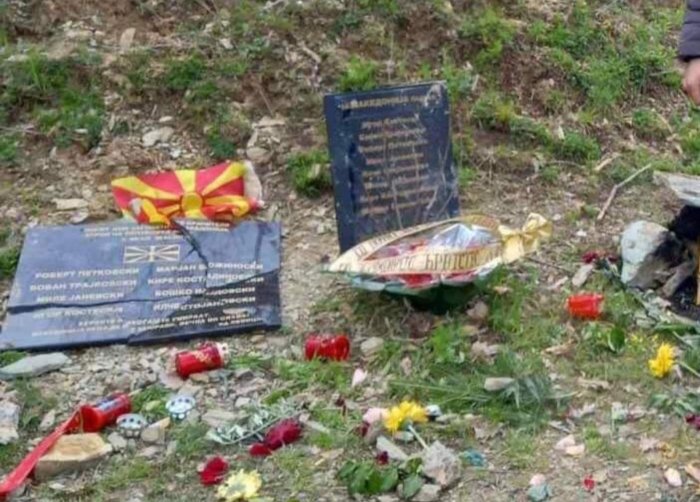 💔 ВЕЈЦЕ денес. Осквернавени спомен плочите за масакрираните припадници на безбедносните сили на Македонија.
Гнасите немаат почит ни кон живите ни кон мртвите.
Да се случуваше вакво нешто на спомениците на терористите од учк, државата ќе гореше...