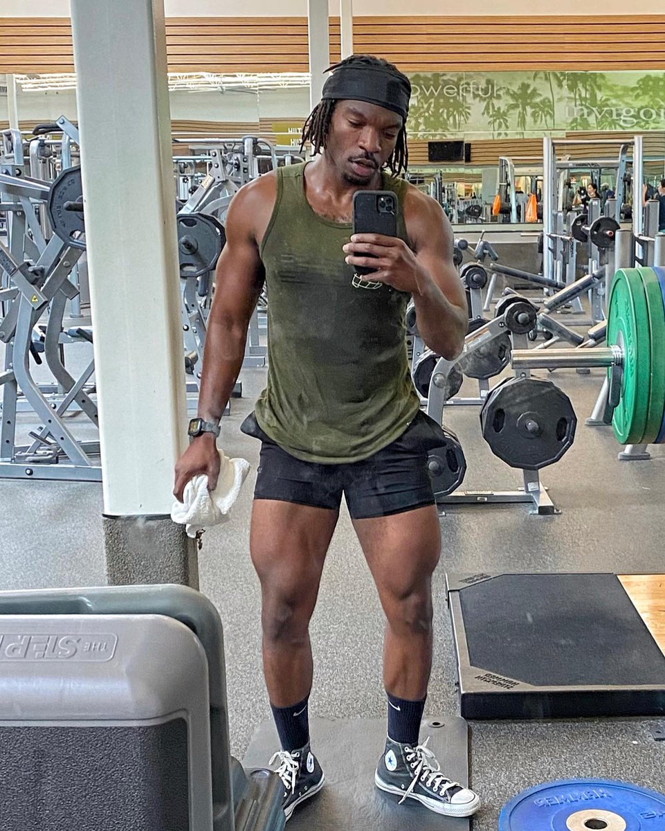 HotKelechi's tweet photo. Hey don’t mind me just Hoochieing around 
#legday 😂💪🏾 https://t.co/Z6UjIvu05z