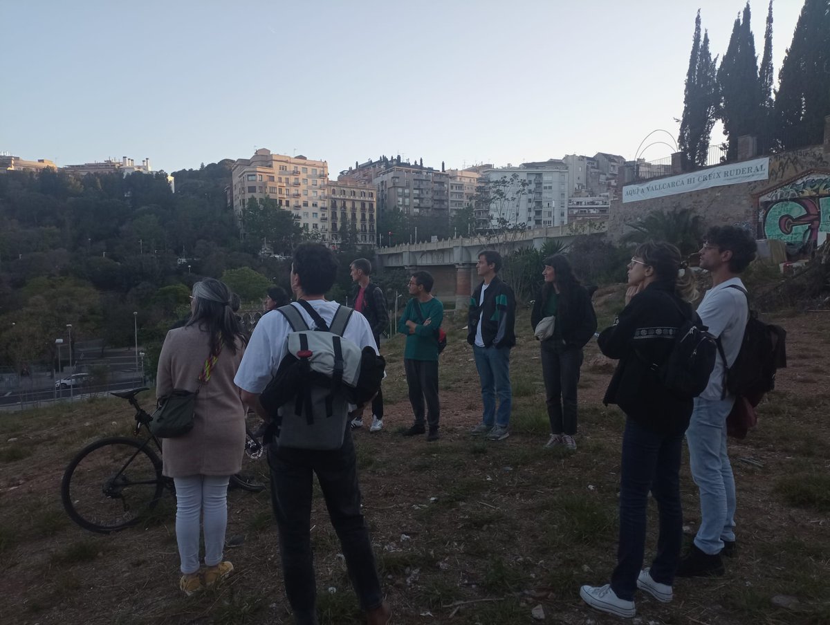 ladinamo_'s tweet photo. Ahir després de la reunió de la Sectorial d'Habitatge Cooperatiu de la @XES_cat a Vallcarca, els projectes i les entitats vam anar a fer una visita al solar que albergarà el projecte de @RuderalVKK 😍😍 https://t.co/ctRNpm59sV