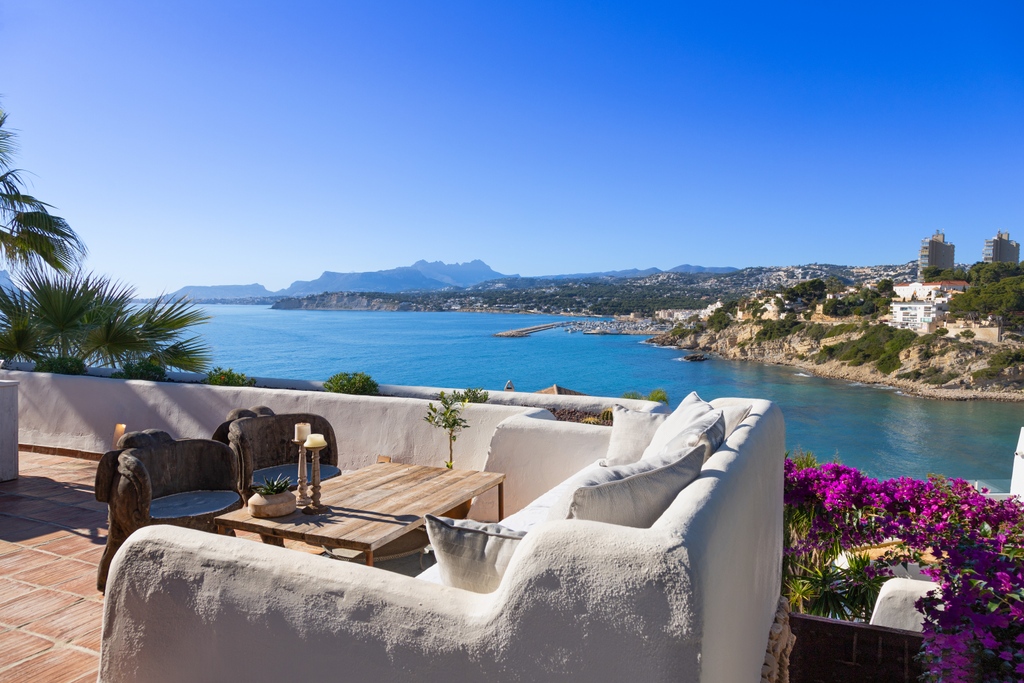 Investing in Spanish Real Estate with Fine and Country Costa Blanca North
Spain has long been a popular destination for overseas investors due to its warm sunny climate, beautiful beaches, rich culture and history, and friendly locals.
bit.ly/spanish-real-e…