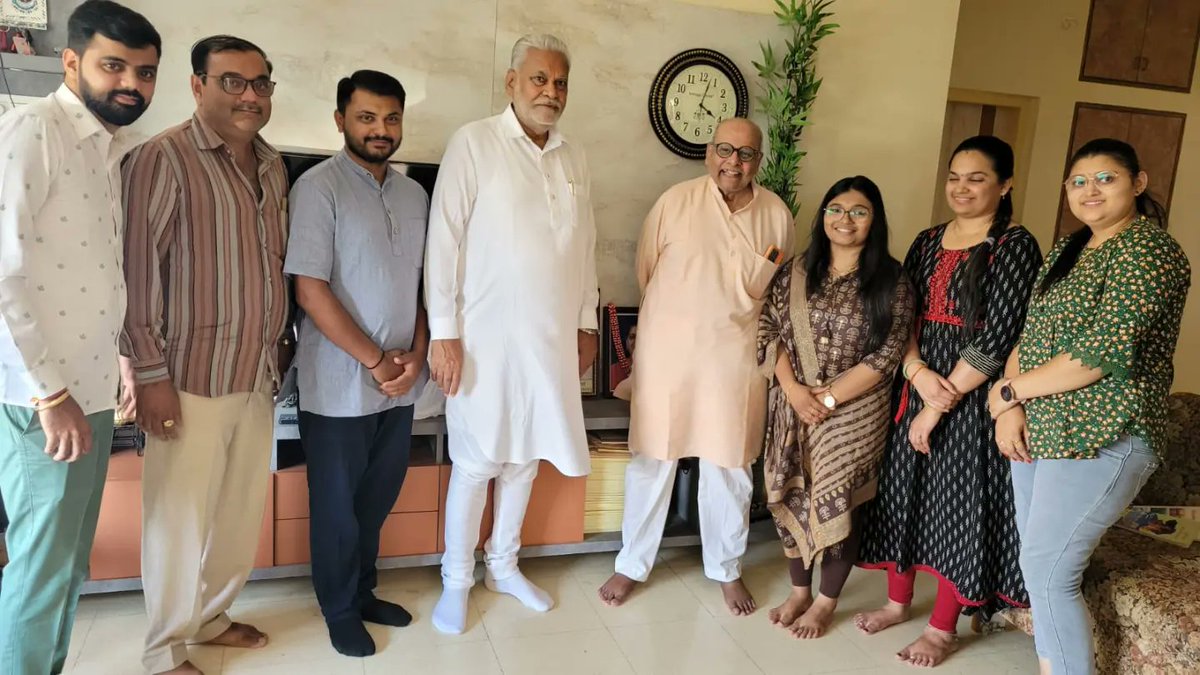 PRupala's tweet photo. સંનિષ્ઠ પત્રકાર એથી ઉમદા માણસાઈથી છલકતું વ્યક્તિત્વ !

ફૂલછાબ દૈનિકના ભૂતપૂર્વ તંત્રીશ્રી નારાયણભાઈ પરમાર (N.T.),
જેઓ તેમનું નિવૃત્ત અને આનંદમય જીવન રાજકોટ ખાતે પસાર કરી રહ્યા છે, તેમના નિવાસસ્થાન જઈને તેમના ખબરઅંતર પૂછ્યા. https://t.co/hGiNqn3XDG