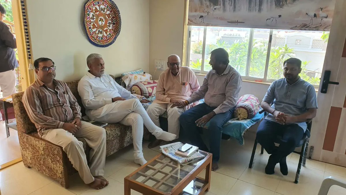 PRupala's tweet photo. સંનિષ્ઠ પત્રકાર એથી ઉમદા માણસાઈથી છલકતું વ્યક્તિત્વ !

ફૂલછાબ દૈનિકના ભૂતપૂર્વ તંત્રીશ્રી નારાયણભાઈ પરમાર (N.T.),
જેઓ તેમનું નિવૃત્ત અને આનંદમય જીવન રાજકોટ ખાતે પસાર કરી રહ્યા છે, તેમના નિવાસસ્થાન જઈને તેમના ખબરઅંતર પૂછ્યા. https://t.co/hGiNqn3XDG