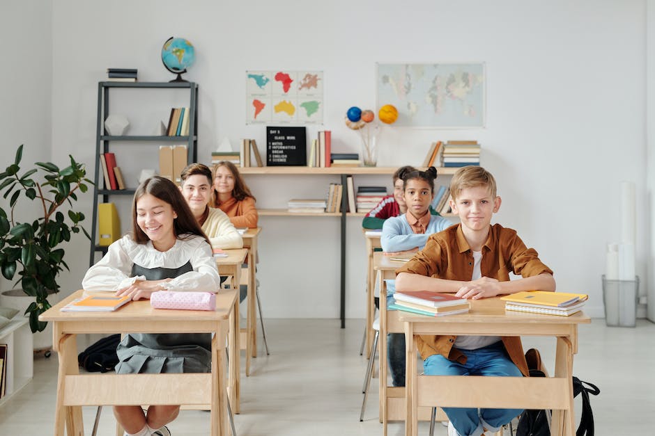 RAEinforma's tweet photo. Algunas combinaciones de formas verbales y pronombres:

está + te = estate
dé + me = deme
dando + le = dándole
pongamos + nos = pongámonos
digamos + se + lo = digámoselo
digamos + les = digámosles
sentad + os = sentaos
vayan + se = váyanse
haz + se + lo = házselo https://t.co/l3BWgQ0njQ