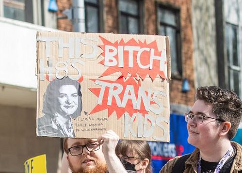 WRNWales's tweet image. Our First Minister @PrifWeinidog had a lovely time at #swanseapride 

But was it really a ‘pleasure’ to see his own Health Minister @Eluned_Morgan referred to in these misogynistic terms during the parade?

(Pic from @WalesOnline) 1/5