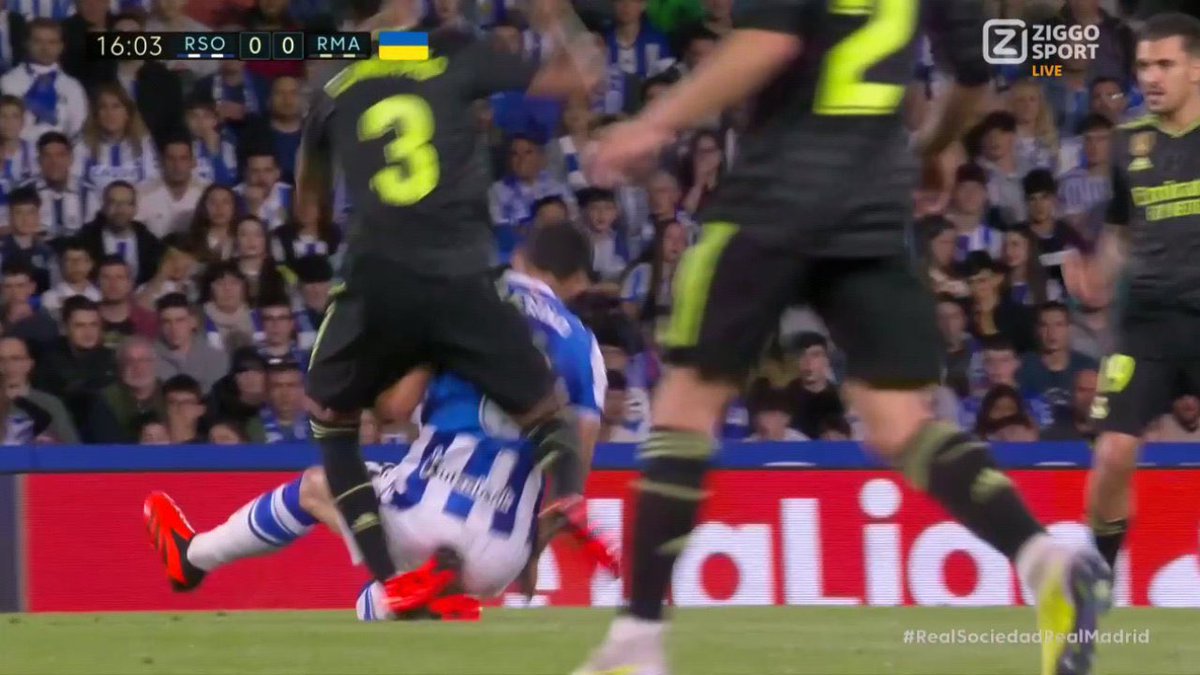 yipikayei7's tweet photo. La película de que da igual que Carvajal tocara balón porque es una entrada peligrosa está bien si en esta en la que Mikel no tocó balón también hubiera seguido ese criterio, pero no jeje, advertencia y a otra cosa. https://t.co/ma7sa8sf4L