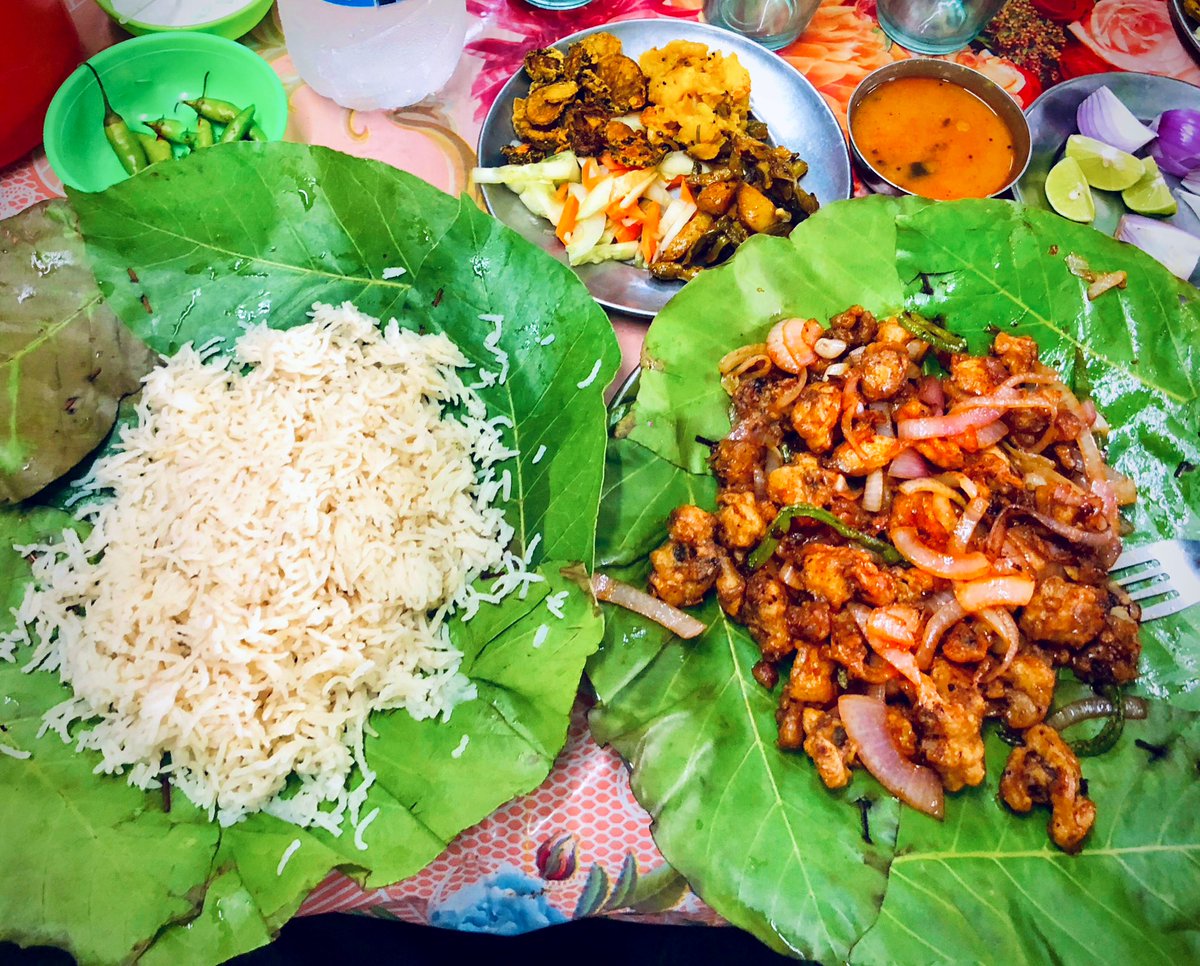 kumar_amlan's tweet photo. Most of the dhabas used to serve food like this (on big size leafs) in rural keonjhar areas and it feels so good 😋 https://t.co/vw6P1C0YGM