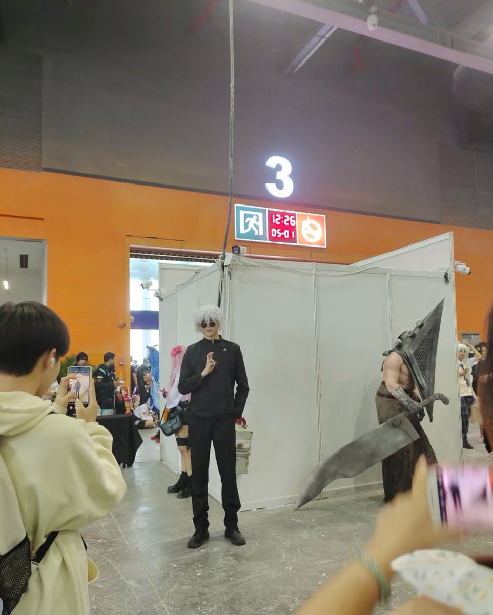 damowangaaaaa's tweet photo. 萤火虫好多人啊，要走不动了
#广州漫展 #萤火虫漫展 https://t.co/H6WTqo08de