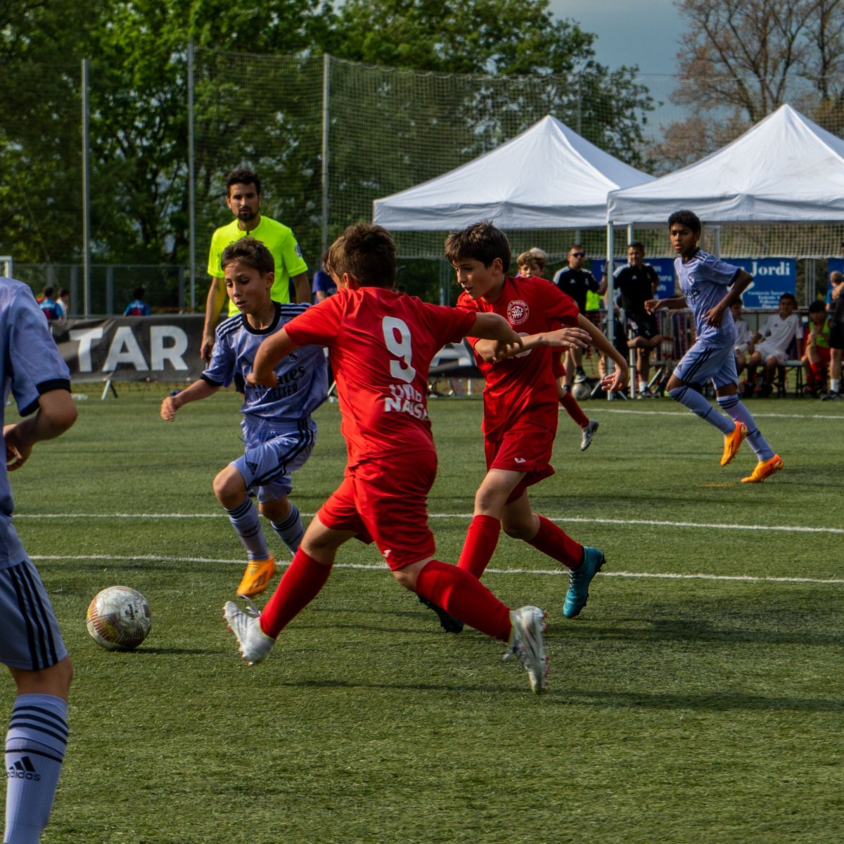 NAISEFC's tweet photo. 😍 Aquest passat cap de setmana vàrem participar al millor torneig per Alevins de primer any, el @TARfootball_
😱 Els petits es van enfrontar amb el @realmadrid i van gaudir d'una experiència única.
⚽️🔝 #NAISE | #valorsNAISE | #TAR23 https://t.co/W06Kv84ap5