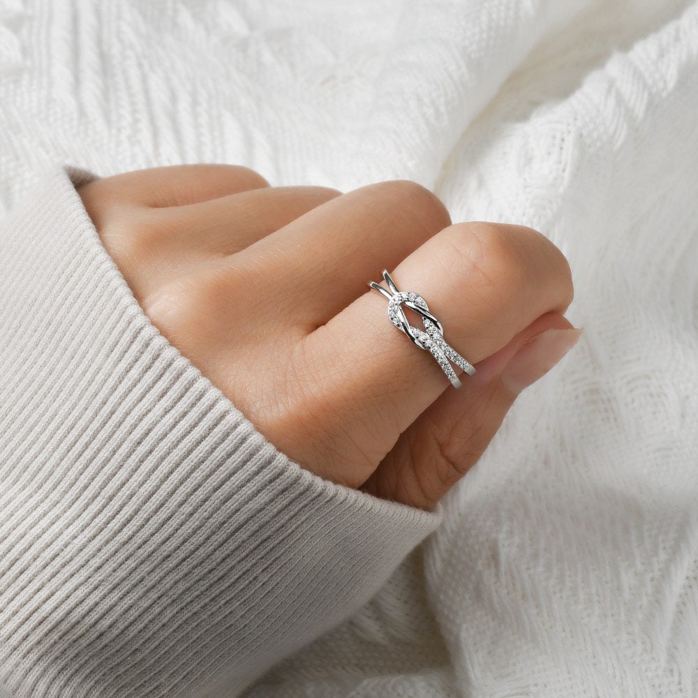 MountainPinkkk's tweet photo. Enhanced with a heart-melting message, this ring is the perfect gift for both mom and daughter, on Christmas, birthday, and many more occasions.
#mothersday #customizedgifts #design #create #ilovemom #motherhood #giftformom #treat #prettypaper #art #artist #illustration https://t.co/mLOL6cWGzw