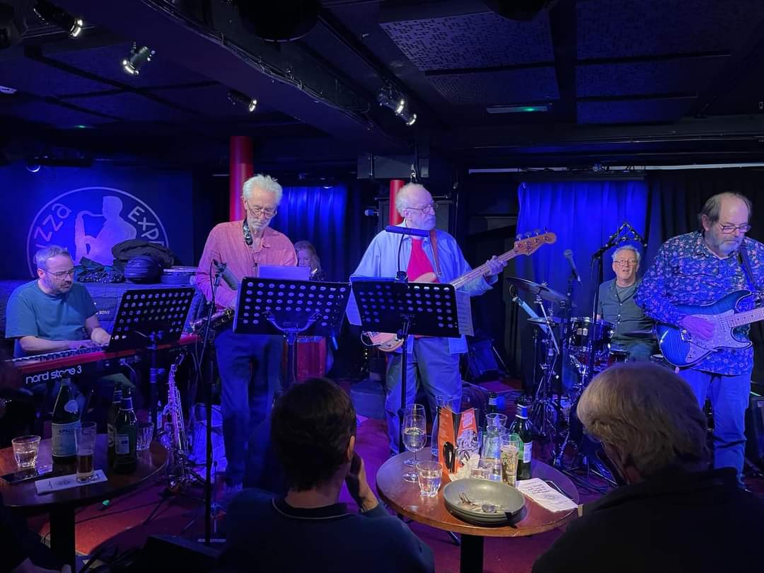 RayRussellMusic's tweet photo. Mo Foster &amp; Friends were cooking on gas @pizzajazzclub last night. 
The place was full, the crowd amazing and who should walk in but Mike Gibbs! Some Echos, Some Shadows being the 2nd tune.

#MoFoster #NicFrance #CorrinaDylvester #JimWatson #RayRussell 
#pizzaexpressjazzclub https://t.co/hdsHR1oCAj