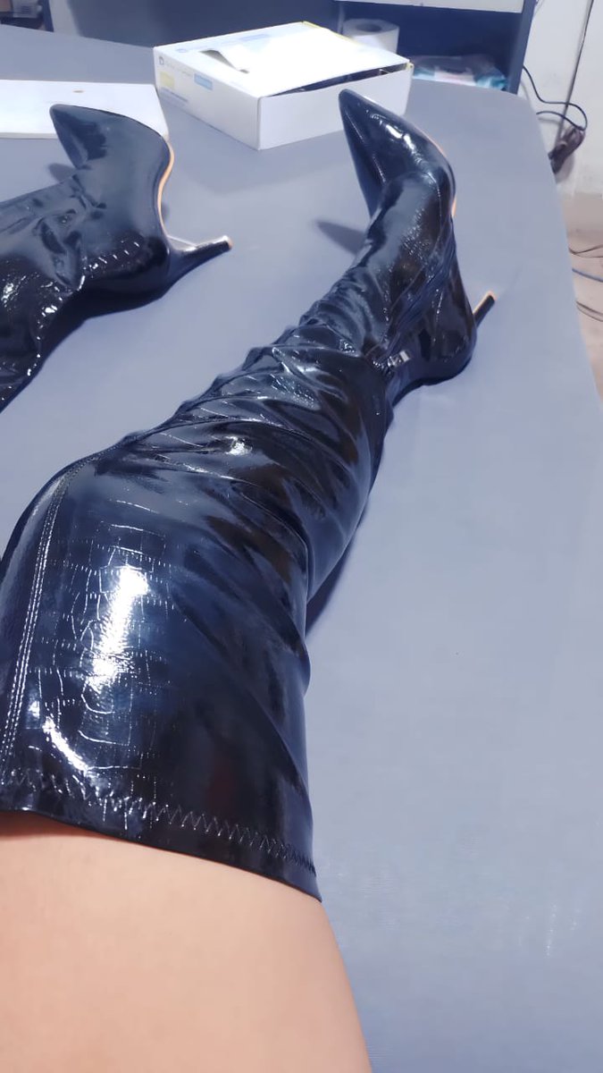 CorrineKohlmann's tweet photo. Check out my new Black leather boots! First time wearing them and they feel amazing!

https://t.co/yDKbnWm26d

 #leatherboots #livecam #sexy https://t.co/264iMxyBgD