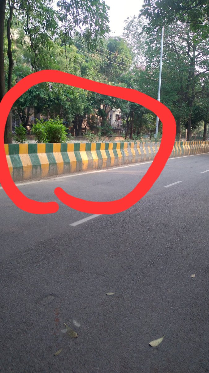 AgarwalMonk's tweet photo. @noida_authority The break in the verge 10 mts before the gate of the Vivek Vihar, Sector 82. It compels the residents to go the wrong way. If another break can be made 50 meters from the present one. The traffic would be smoother and no daily breaking of the law. https://t.co/p3XJrxDsFD