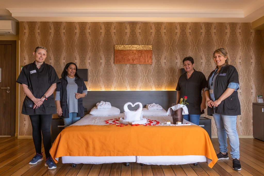 Grote dank aan onze geweldige poetsdames voor hun harde werk en toewijding in het dagelijks onderhoud van onze hotels! 🧹💪 

Un grand merci à nos merveilleuses femmes de ménage pour leur travail et leur dévouement dans l'entretien quotidien de nos hôt… instagr.am/p/CrxgQR5oNEr/