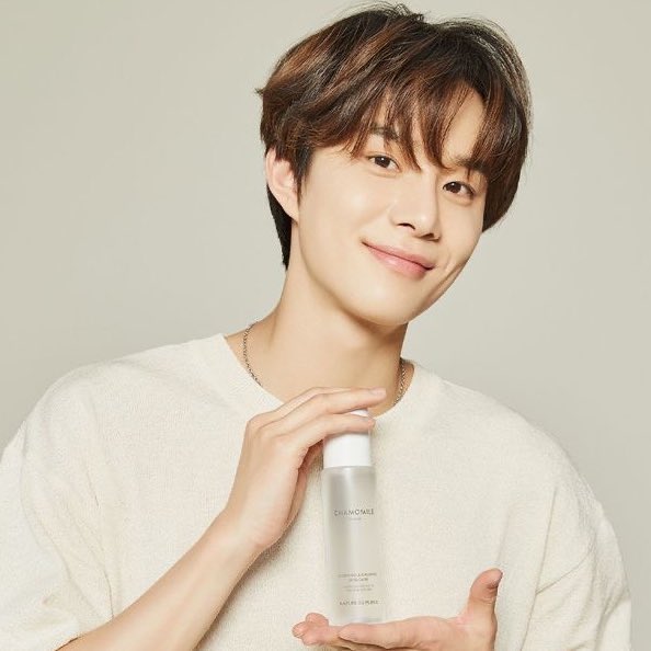 zeusperior's tweet image. Jungwoo and his sister omg