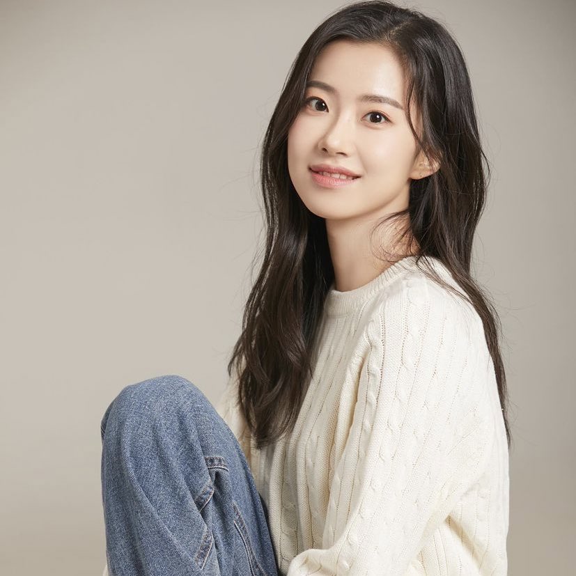 zeusperior's tweet image. Jungwoo and his sister omg