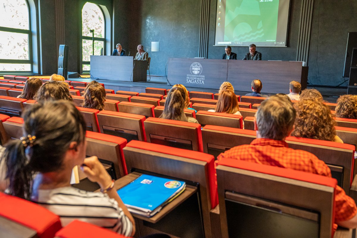 unirioja's tweet photo. El @ies_sagasta acogió el martes 2 la primera sesión de los Encuentros para una Educación Inclusiva que abordan el #ODS4 de la #Agenda2030 organizado por la @unescoUR @lariojaorg #CRIE de @educarioja y @ConsEscoEstado 

Siguiente sesión 
📅11 de mayo 
🕛17 horas
📍IES Sagasta https://t.co/UrZrdcBjaF
