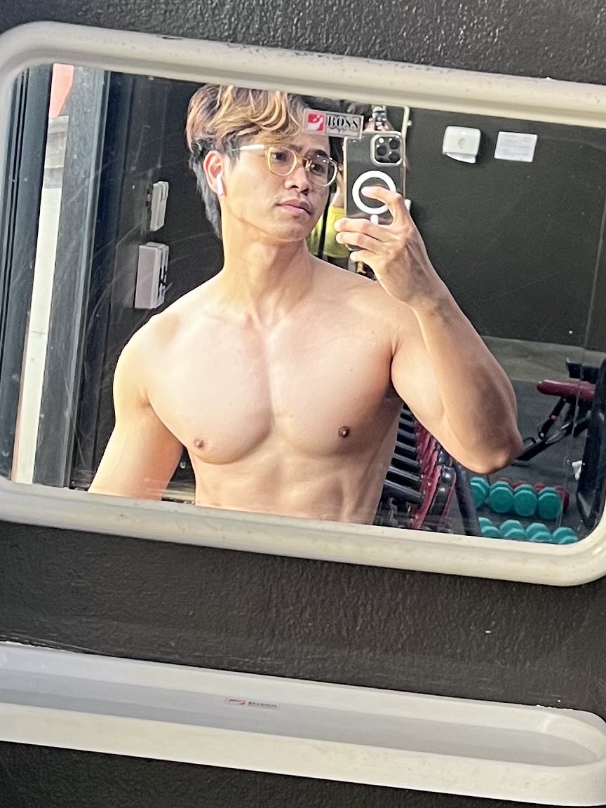 ChatrinTh's tweet image. กระจกวิเศษ เพราะถ่ายละเกินจริงมากก