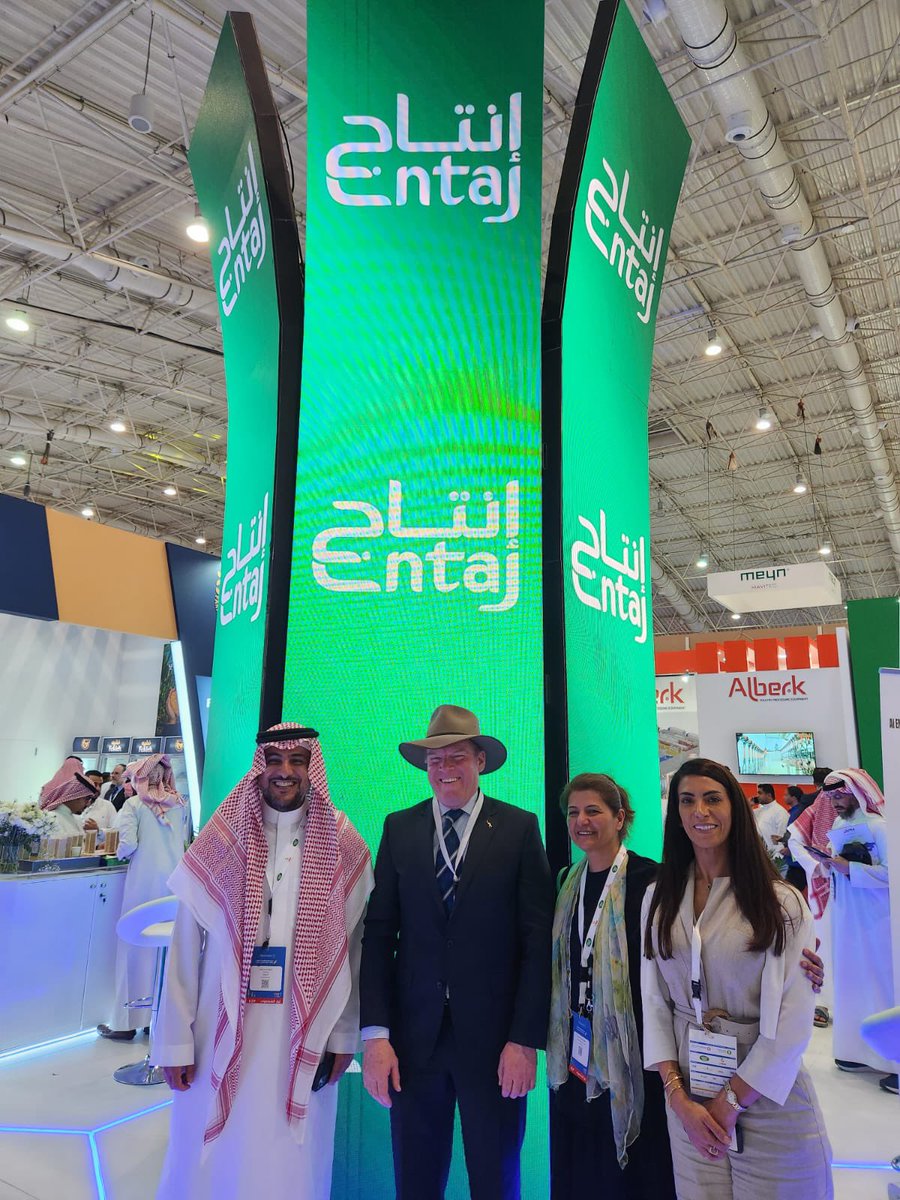 EntajFoods's tweet photo. تشرفنا بزيارة سعادة السفير الأسترالي مارك دونوفان لجناح إنتاج في #معرض_الشرق_الأوسط_للدواجن 

We were honored by the visit of His Excellency the Australian Ambassador, Mark Donovan, to the booth of the  Entaj company in the #Middle_East_Poultry_Expo https://t.co/rOMtWf3ZTz