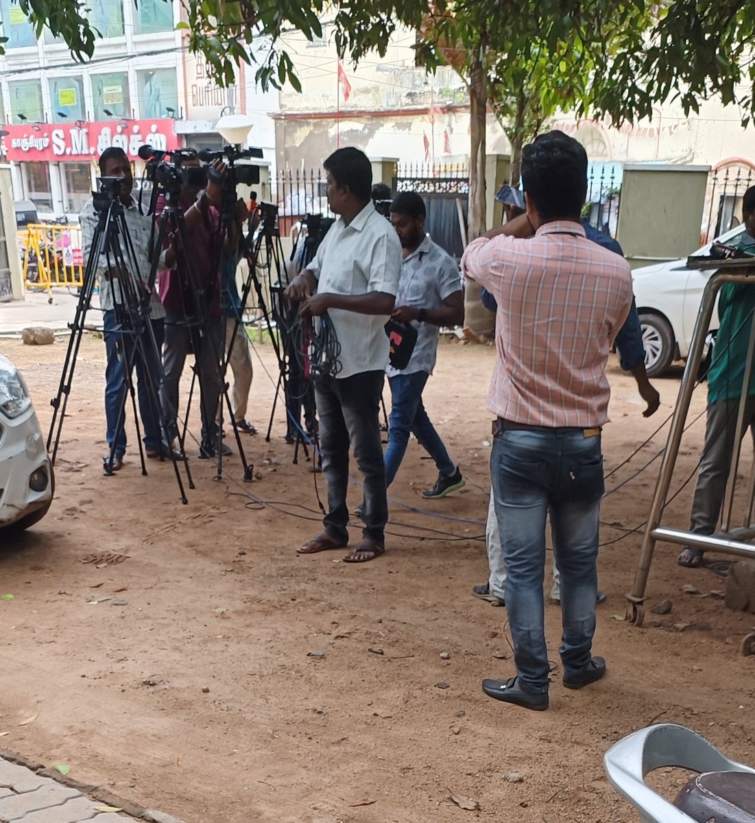 RazzmatazzJoe's tweet photo. Soldravan illa Naan Sattapadi Seiravan !!
Hold on Makkaley !!
#RTIUpdate #CyberBullying #ComplaintOnAzeem and His Gang !! https://t.co/r84SKEdbMX