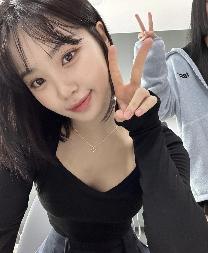 sserapics's tweet photo. chaewon via weverse https://t.co/yy0a28QLIJ