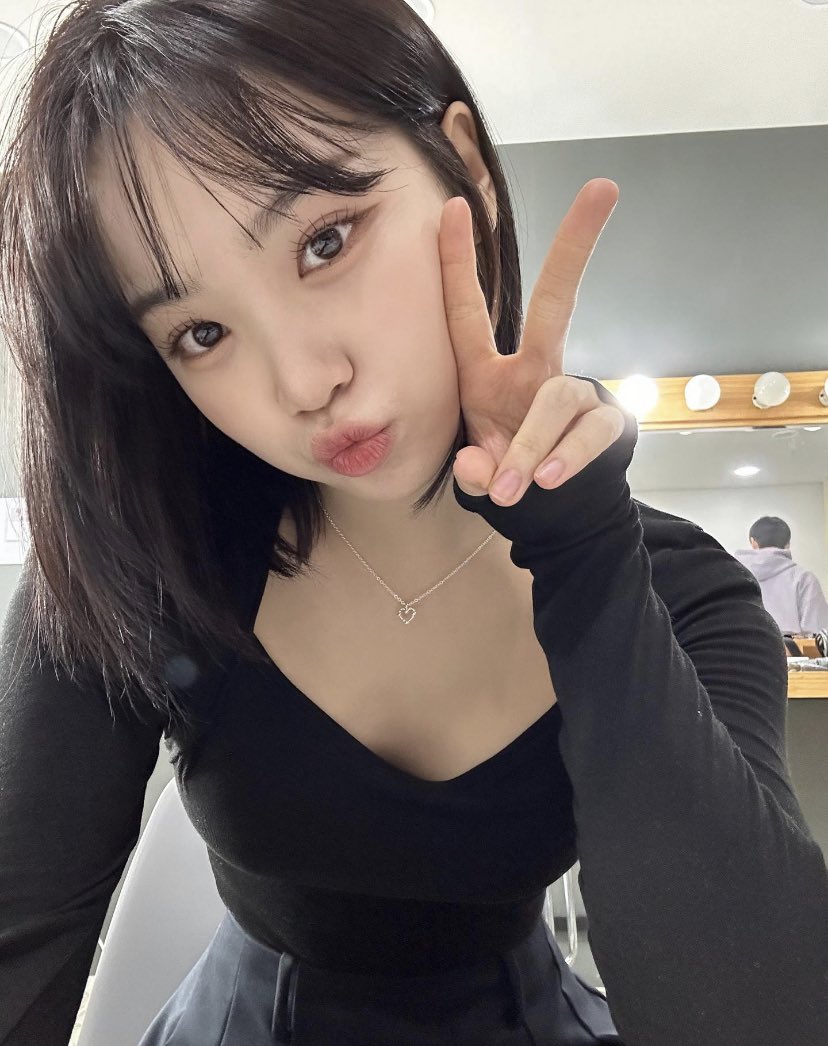 sserapics's tweet photo. chaewon via weverse https://t.co/yy0a28QLIJ
