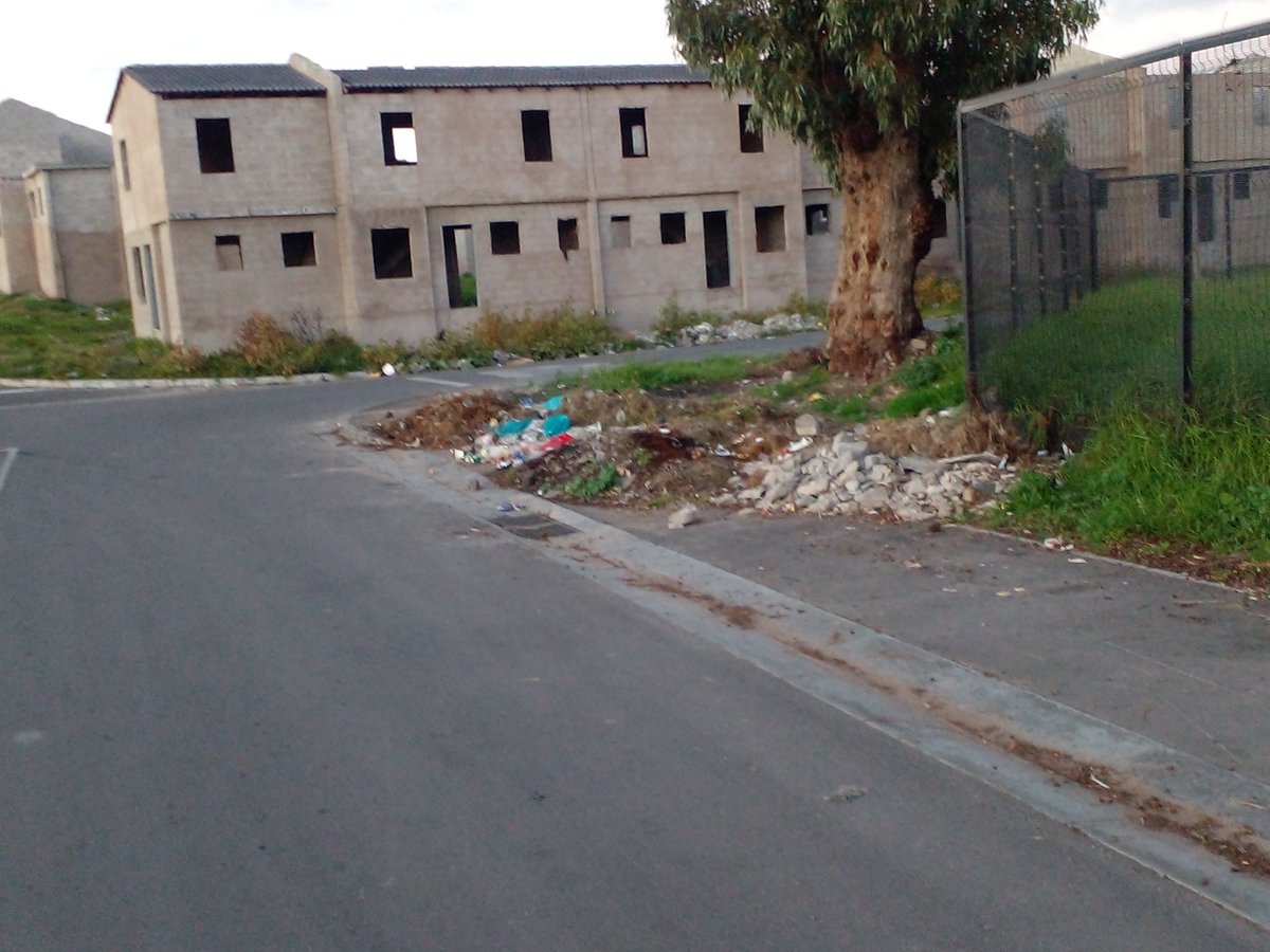 gabuza_phiwo's tweet photo. #ReFiCapeTown @reficapetown #ReFi_This #GitcoinBeta
This is a picture taken in a small location named Mau mau in Nyanga East as we can see that there's  dump near the school and also there are unfinished houses but there are people who are in need of houses. https://t.co/xj1uGdSqFR