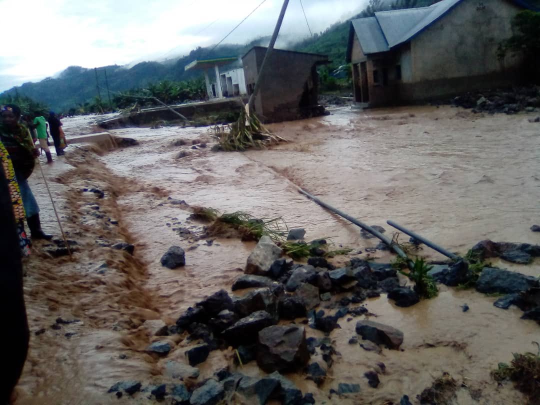 EdwinMusoni's tweet photo. DEATH TOLL now stands at 100+ in the western and northern provinces following last night’s heavy rain that triggered floods and landslides. 

The banks of river Sebeya bursted leading to an escalated situation. 

Rescue activities are already underway https://t.co/IGcNQmKacy