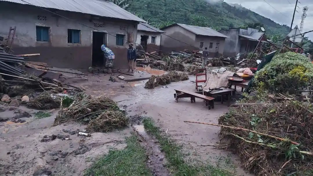 EdwinMusoni's tweet photo. DEATH TOLL now stands at 100+ in the western and northern provinces following last night’s heavy rain that triggered floods and landslides. 

The banks of river Sebeya bursted leading to an escalated situation. 

Rescue activities are already underway https://t.co/IGcNQmKacy