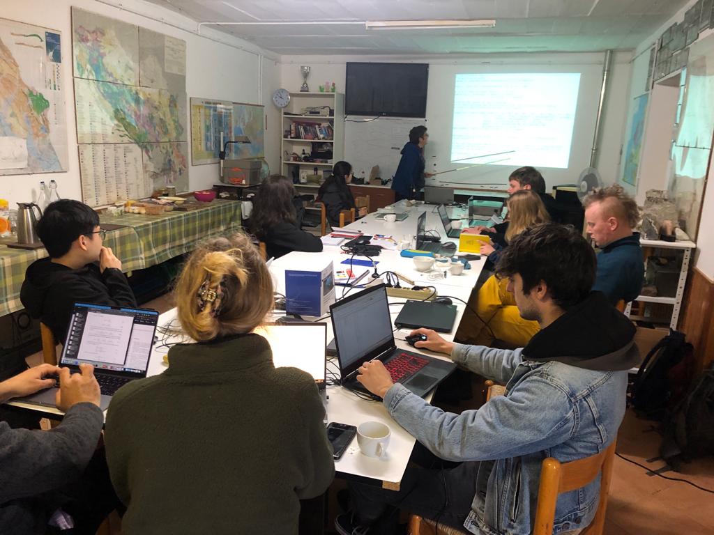 IRGeomodels's tweet photo. At the Geological  Observatory of Coldigioco in Italy, Sietske Batenburg is teaching and co-organizing a field school in Cyclostratigraphy for international PhD  students. 
@DeptDto @geologiaub https://t.co/MTuwQ3l0Pj