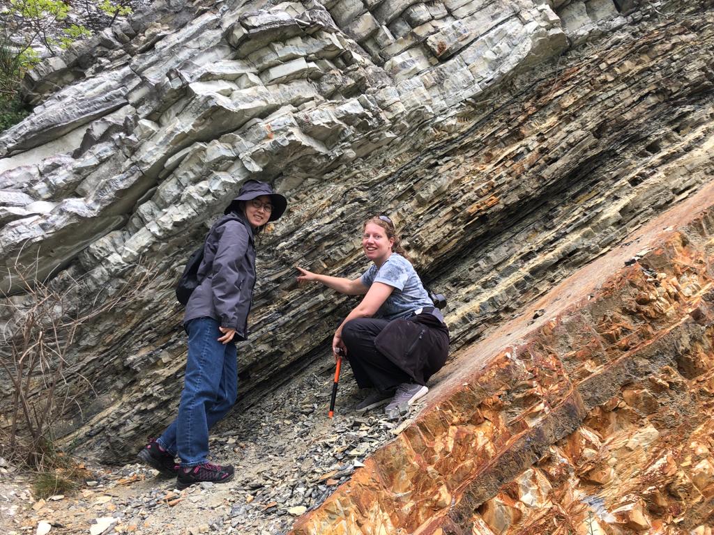 IRGeomodels's tweet photo. At the Geological  Observatory of Coldigioco in Italy, Sietske Batenburg is teaching and co-organizing a field school in Cyclostratigraphy for international PhD  students. 
@DeptDto @geologiaub https://t.co/MTuwQ3l0Pj