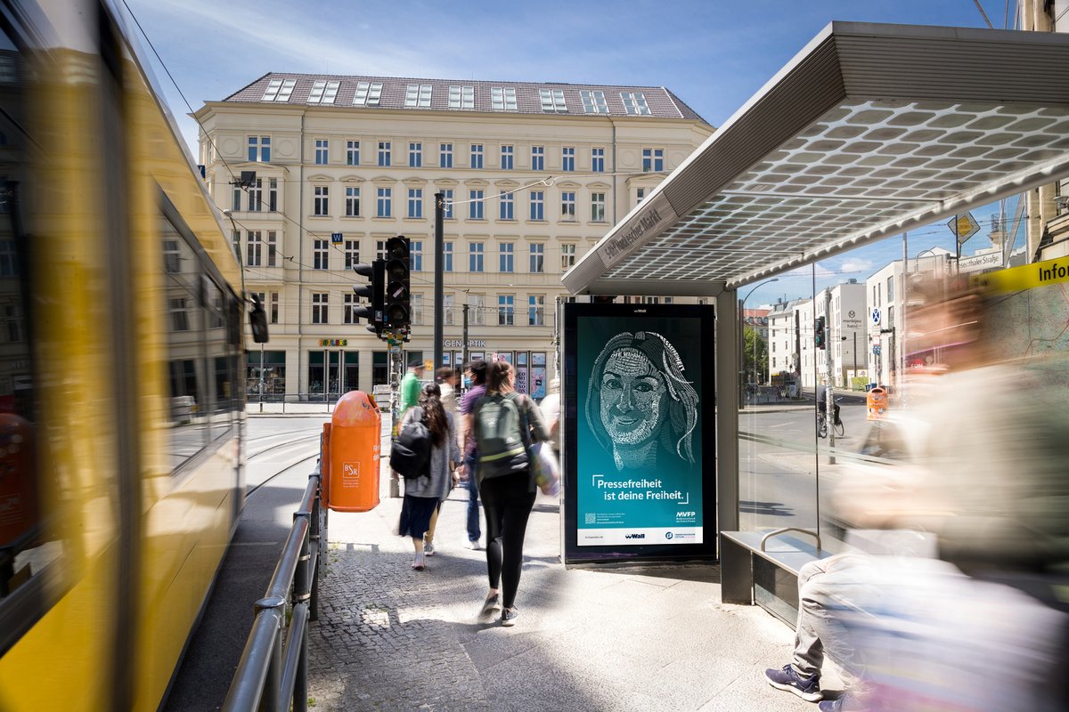 Anlässlich des heutigen #TagderPressefreiheit zeigen wir die neue Kampagne unseres Partners @MVFP_Presse auf unseren #DOOH-Screens in ganz Deutschland. 1/4 #WPFD #WorldPressFreedomDay #PressFreedom #PressefreiheitIstDeineFreiheit #PressFreedomIsYourFreedom #JournalistSafety