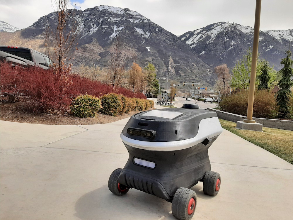 edithbrou's tweet photo. Des robots pilotés depuis Dakar au Sénégal 🇸🇳 livrent de la nourriture à des étudiants de l'Université BYU basée aux Etats-Unis🇺🇸!

La startup de robotique sénégalaise CAYTU est en train de révolutionner la livraison de nourriture et la collaboration interculturelle avec ses robots autonomes contrôlés à distance.

+ d'infos👉 https://t.co/GIHbsaO35d

Source: @SocialNetLink
