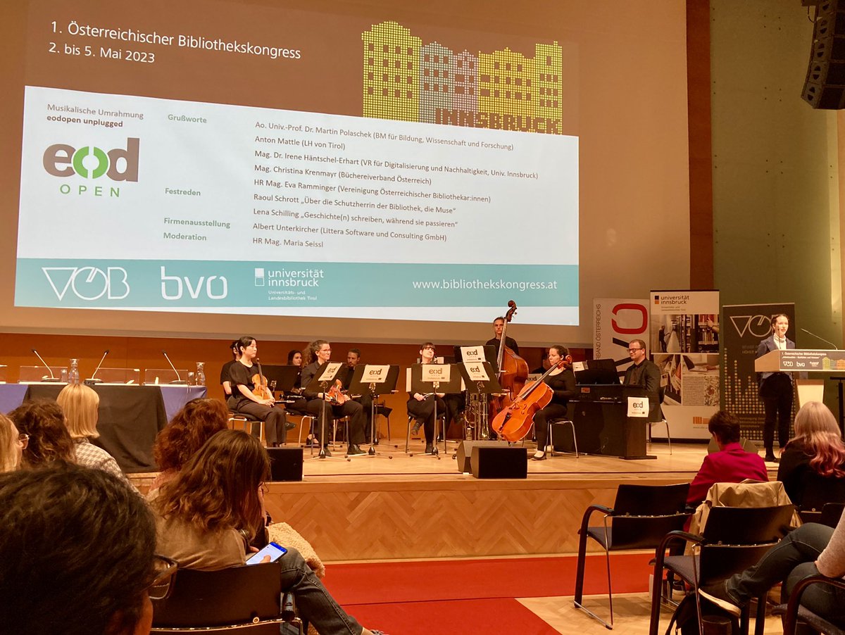 „Lasst uns gemeinsam bibliotheken!“, lud Christina Krenmayr bei der Eröffnung des #bibkongressibk ein. Raoul Schrott erzählte die Geschichte der Muse als Schutzherrin der Bibliothek, Lena Schilling rief auf, gegen die Klimakrise aktiv zu werden und selbst Geschichte zu schreiben