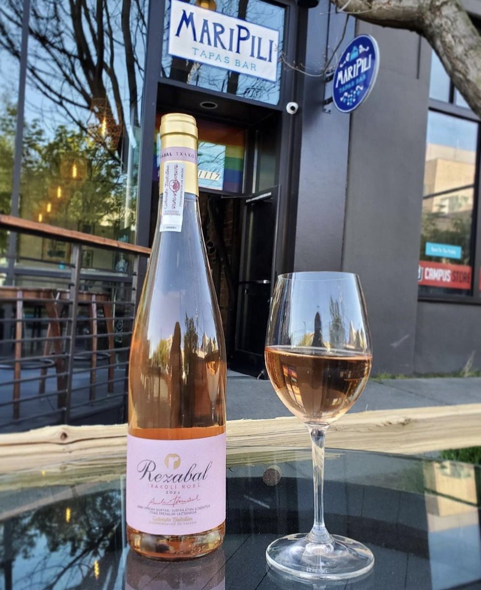 We love to see how you enjoy our Txakoli Rezabal Rose! 🌸🌸🥂