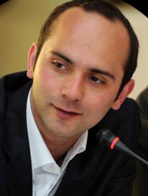 Soldaki kişi 3 kişiyi işkence ile öldürdükten sonra evinin bodrumuna gömen Hizbullahçı Mehmet Emin Alpsoy. Erdoğan tarafından serbest bırakıldı.

Sağdaki kişi ise Gezi Parkı'na katıldığı için uydurma gerekçelerle tutsak edilen hocamız Tayfun Kahraman, hala tutuklu.