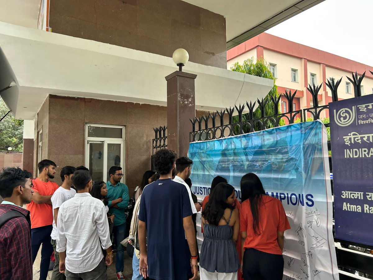 nsui's tweet photo. The NSUI organized a signature campaign outside Delhi University and various colleges to demand justice for our champions. 

A large number of students took part in the campaign to fight for their rights https://t.co/YMBm7tDr28