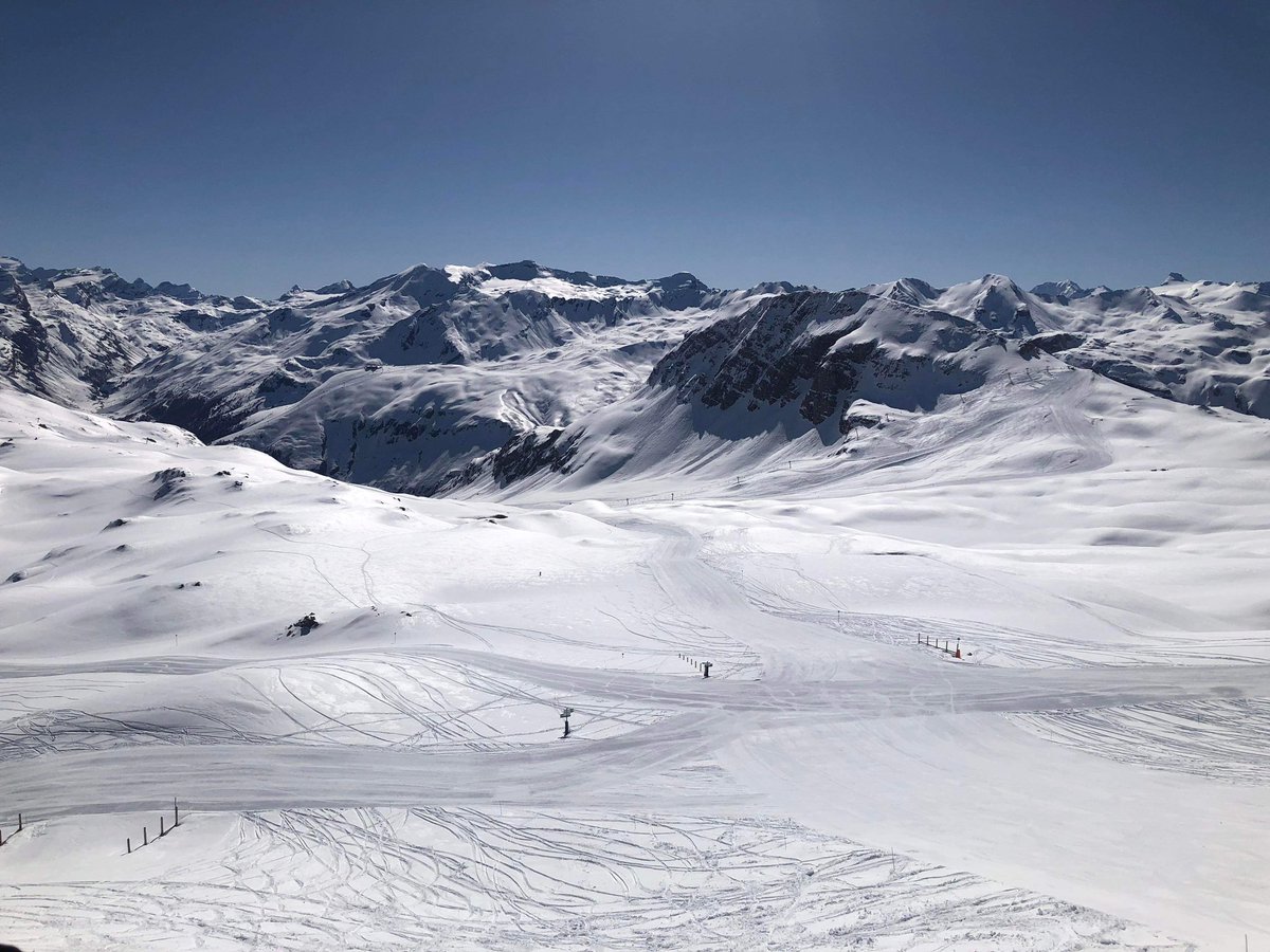 Blue skies, fresh powder, empty slopes.
Perfect #valdisere. #frenchalps #simplyvaldisere 
#skiholiday #winterwonderland #booknow 
#chaletholiday #tignes #mountainlife #springskiing 
#contactustobook #winter23