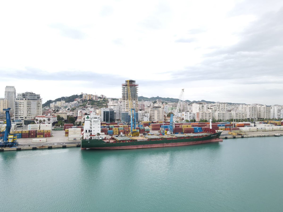 DurresPort's tweet photo. #ContainerWednesday @DurresPort:
Spotted👀: #CountshipVow flying under the flag of #Liberia🇱🇷unloading containerized cargo today.This #containership was built in 2007 & has a carrying capacity of 1100TEU.🧱🏗💦
#Maritime🇦🇱⚓️🚢 #portcity #cargo #onthedocks #shipsinpics📸 https://t.co/v39032vNPI