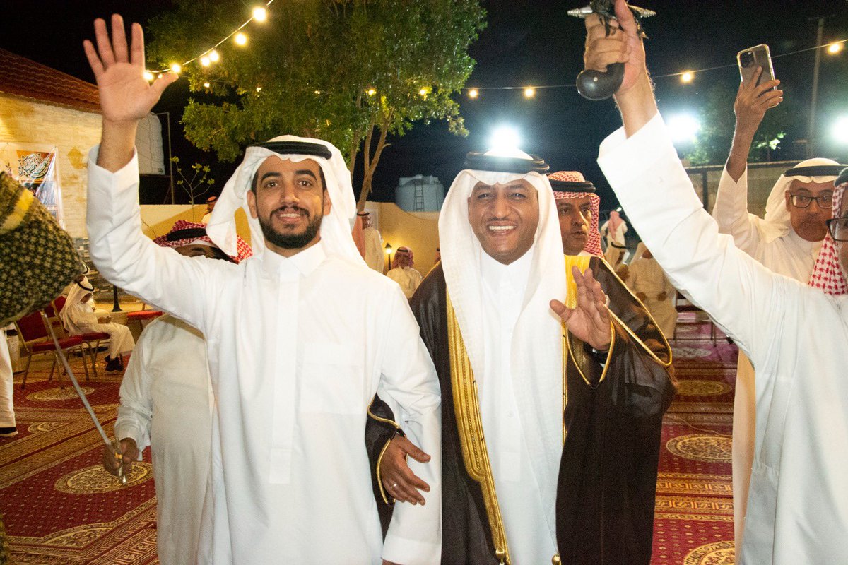 meshu666's tweet photo. اقام المستشار مشعل سعود الاحمدي واخوانه حفل المعايدة السنوي ثالث ايام عيد الفطر المبارك وحضرة جمع غفير من الاهل والجيران واعيان المدينة المنورة والمشائخ الكرام  وكان حفلا مميزا وممتعا تخلله العاب من الموروث الشعبي الجميل https://t.co/BIdTt0s07t