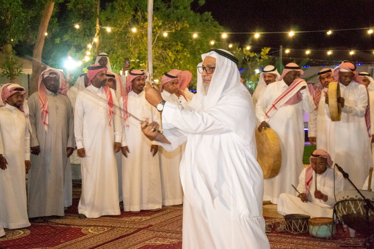 meshu666's tweet photo. اقام المستشار مشعل سعود الاحمدي واخوانه حفل المعايدة السنوي ثالث ايام عيد الفطر المبارك وحضرة جمع غفير من الاهل والجيران واعيان المدينة المنورة والمشائخ الكرام  وكان حفلا مميزا وممتعا تخلله العاب من الموروث الشعبي الجميل https://t.co/BIdTt0s07t