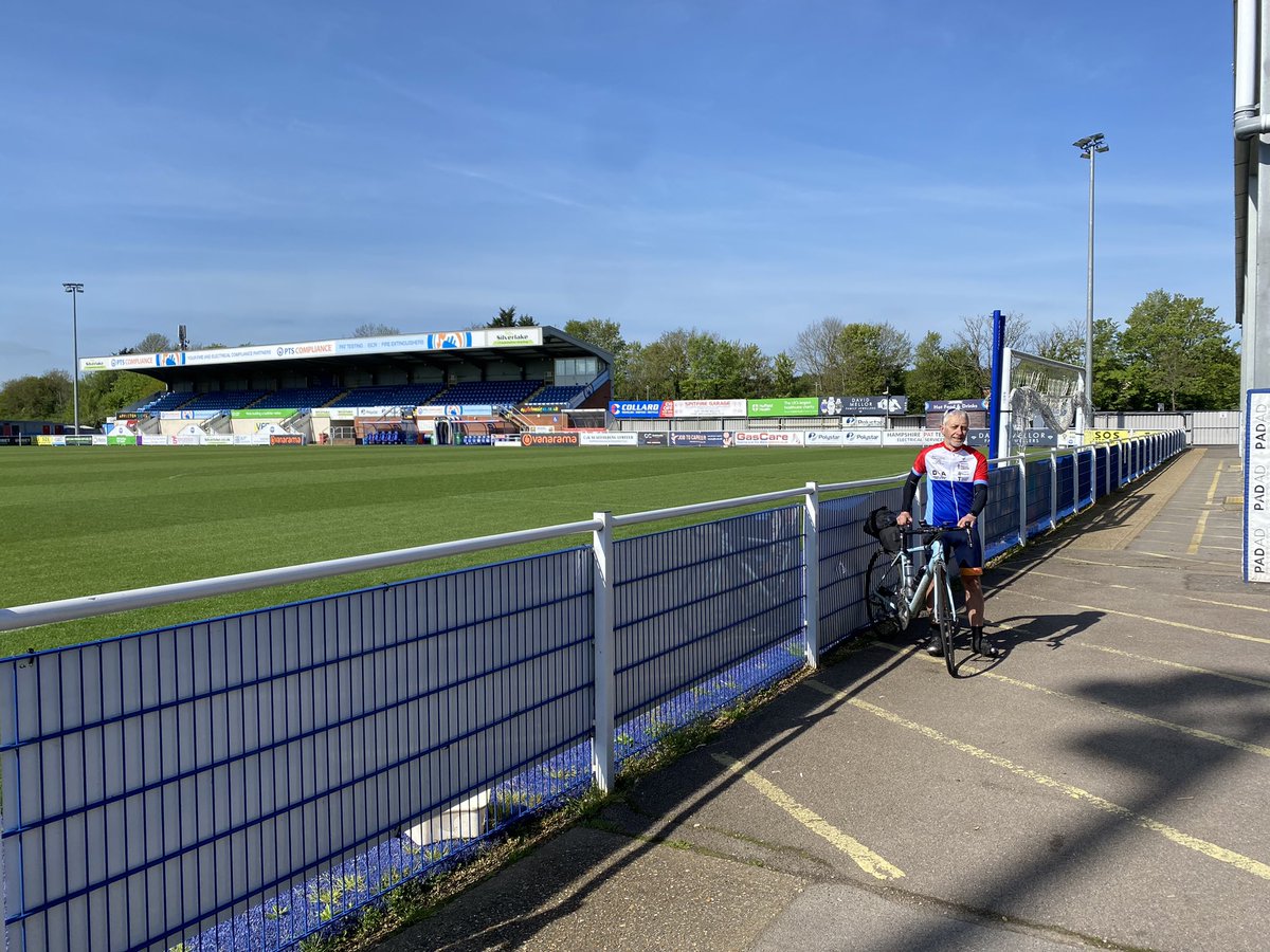markcrowther66's tweet photo. Day 29 of my 116 club cycle challenge I have just arrived at @EastleighFC for football club 102 &amp; received a warm welcome thank you Kara for letting me pitch side 🙂 proud to support @ProstateUK @MindCharity @TeenageCancer 

https://t.co/3CTQM7u17K https://t.co/mND0tdv4CQ